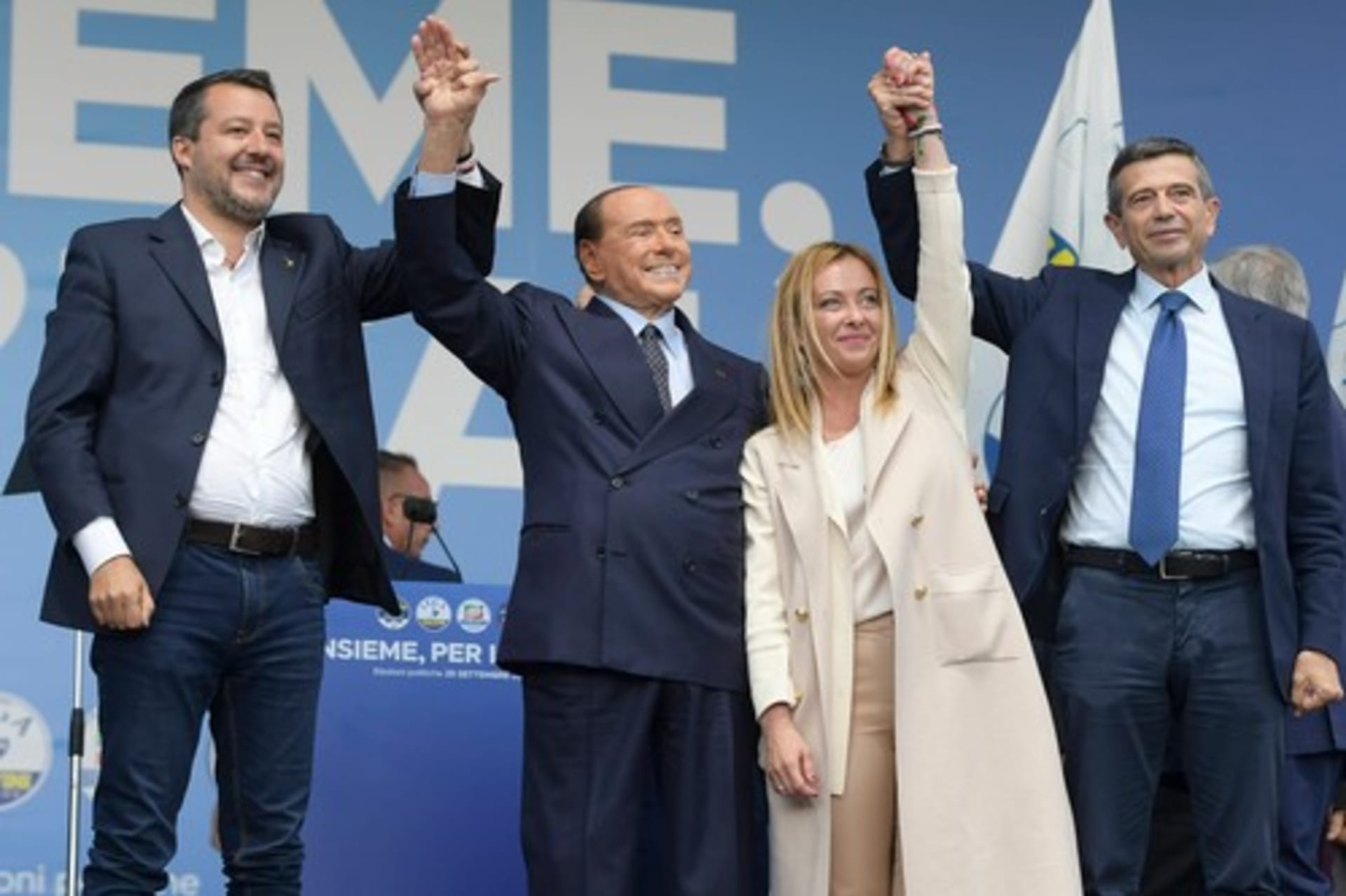 Giorgia Meloniová společně s Matteem Salvinim (vlevo) či Silviem Berlusconim (druhý zleva)