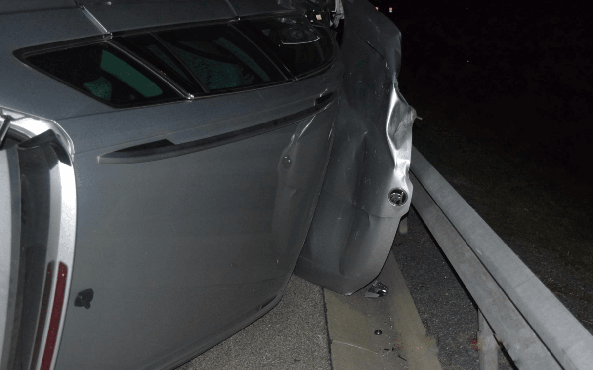 Při srážce dvou osobních aut zahynul 68letý řidič Chevroletu. Krátce před nehodou vjel do protisměru.