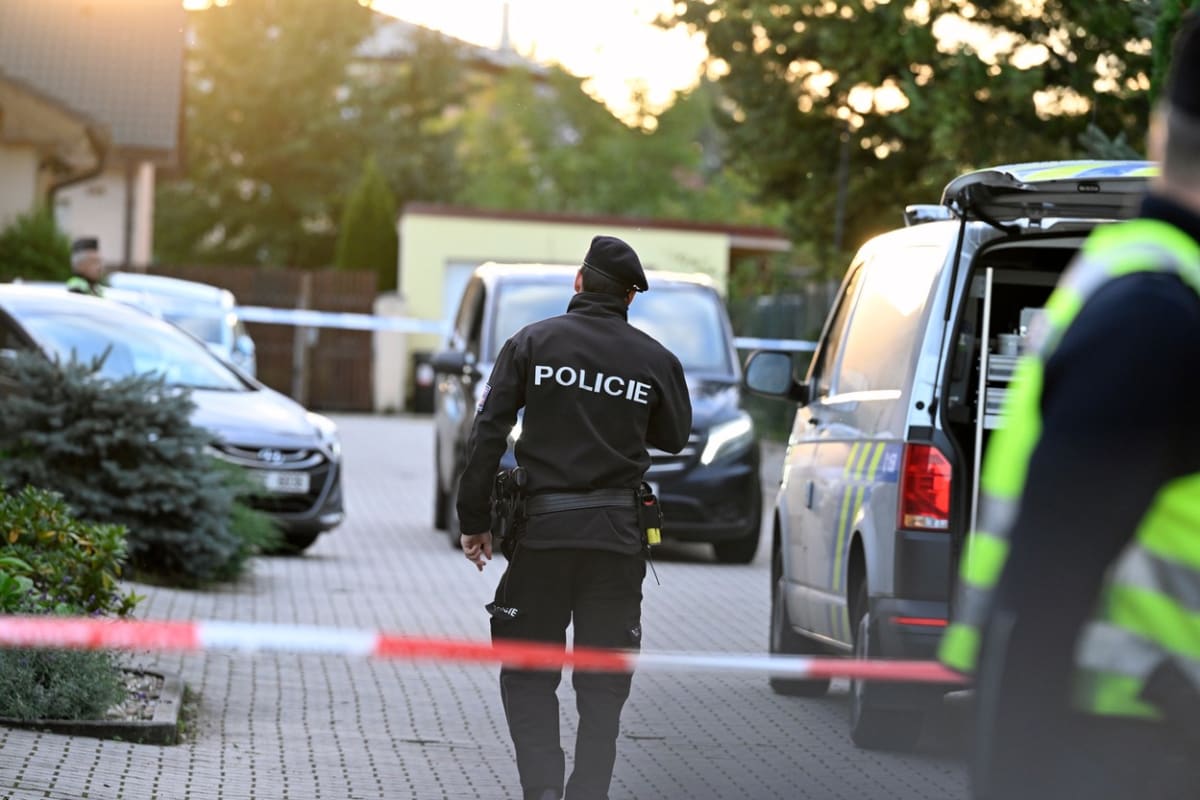 Policisté u rodinného domu v Měšicích u Prahy, kde byli nalezeni čtyři mrtví lidé.