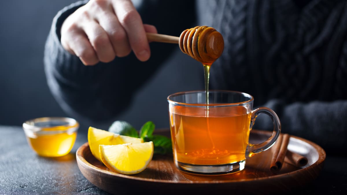 Med v čaji si zachovává prospěšné látky