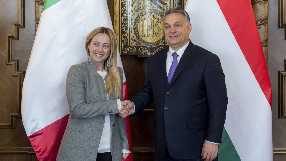 Šéfka strany Bratři Itálie Giorgia Meloniová a maďarský premiér Viktor Orbán