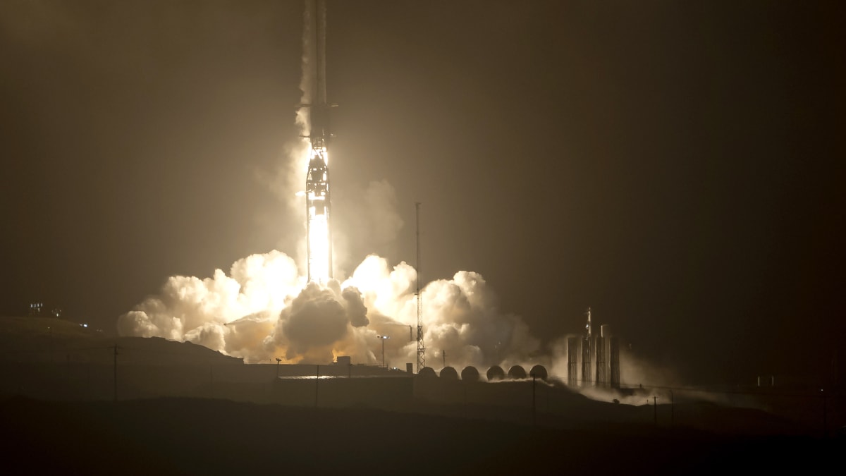 Raketa SpaceX Falcon 9 s připojenou kosmickou lodí DART startuje (listopad 2021).