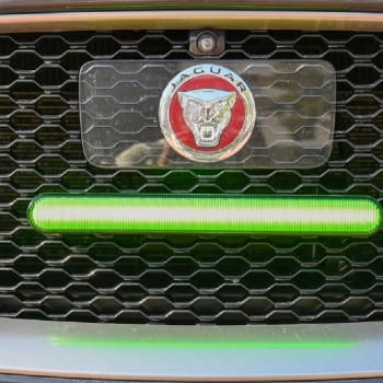 Zelený LED pásek v přední masce vozu má na brzdění daného auta upozornit protijedoucí řidiče nebo chodce.