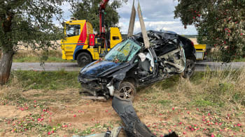 Tragická nehoda na Trutnovsku: Mladá žena nezvládla řízení, po nárazu do stromu zemřela