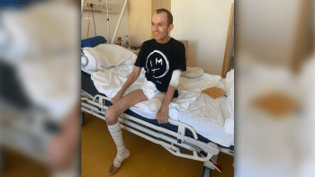První fotka po hrozivé nehodě: Známý moderátor přišel o nohu, změnil se k nepoznání