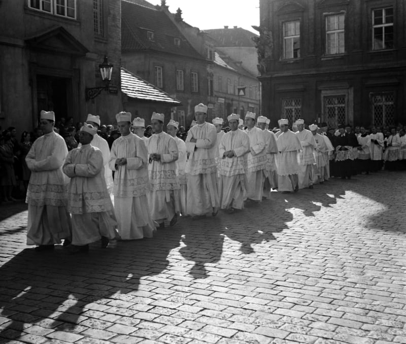 Pontifikální mše v den svatého Václava v roce 1947
