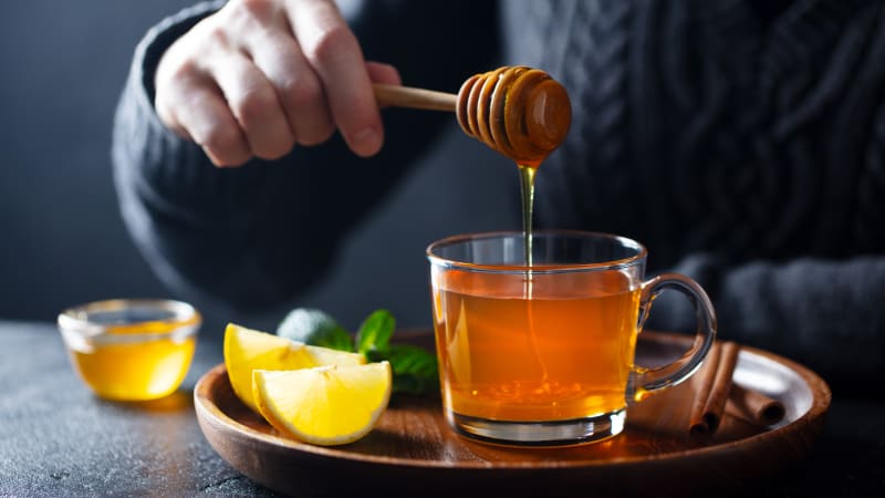 Med v horkém čaji ztrácí vitamíny a další mýty o medu