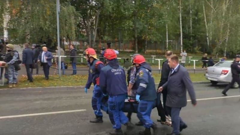 Tragická střelba v ruské škole: Zemřelo nejméně 17 lidí včetně dětí, pachatel je po smrti