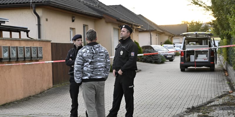 Policisté u rodinného domu v Měšicích u Prahy, kde byli nalezeni čtyři mrtví lidé.