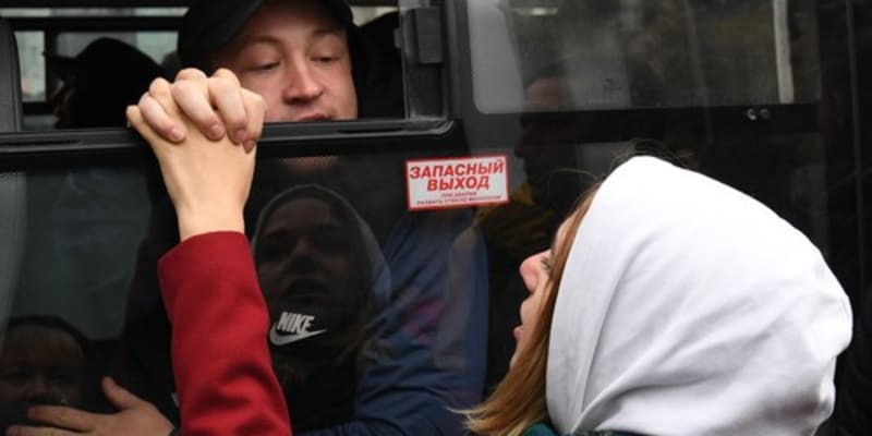 Manželky, dcery a matky se musí kvůli mobilizaci v Rusku rozloučit se svými manžely, otci či syny.
