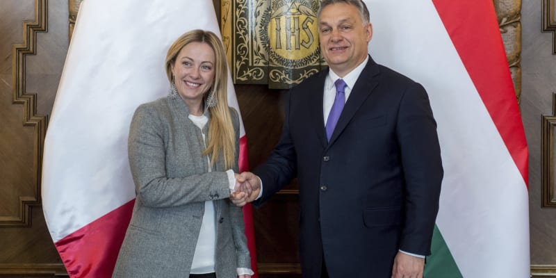 Šéfka strany Bratři Itálie Giorgia Meloniová a maďarský premiér Viktor Orbán
