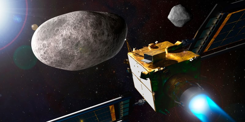 Ilustrace kosmické lodi DART před nárazem do asteroidu Dimorphos