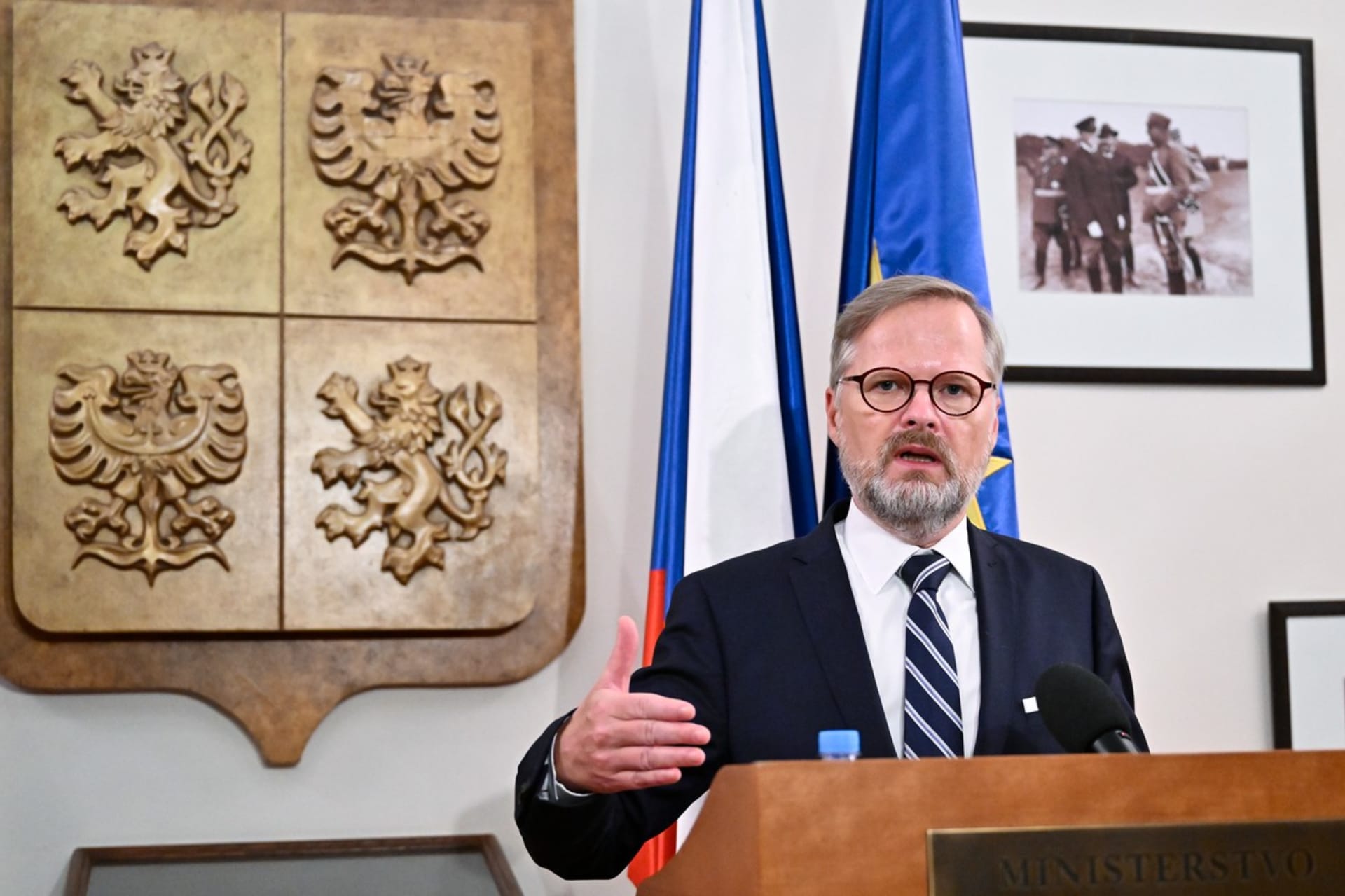 Premiér Petr Fiala (ODS) se chystá na udílení státních vyznamenání na Pražský hrad.