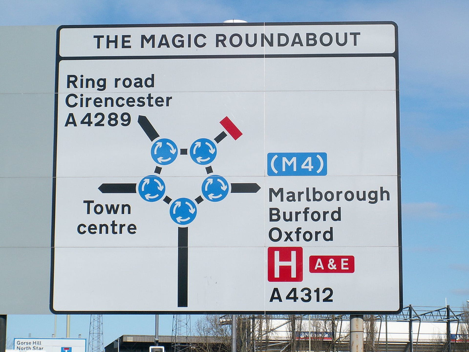 Takzvaný „magic raoundabout" je vlastně pět vzájemně propojených kruhových objezdů.