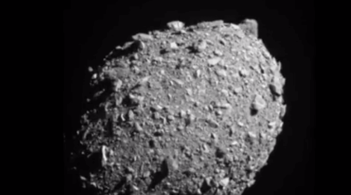 Sonda NASA zasáhla asteroid, šlo o první test obrany Země před vesmírným tělesem. 
