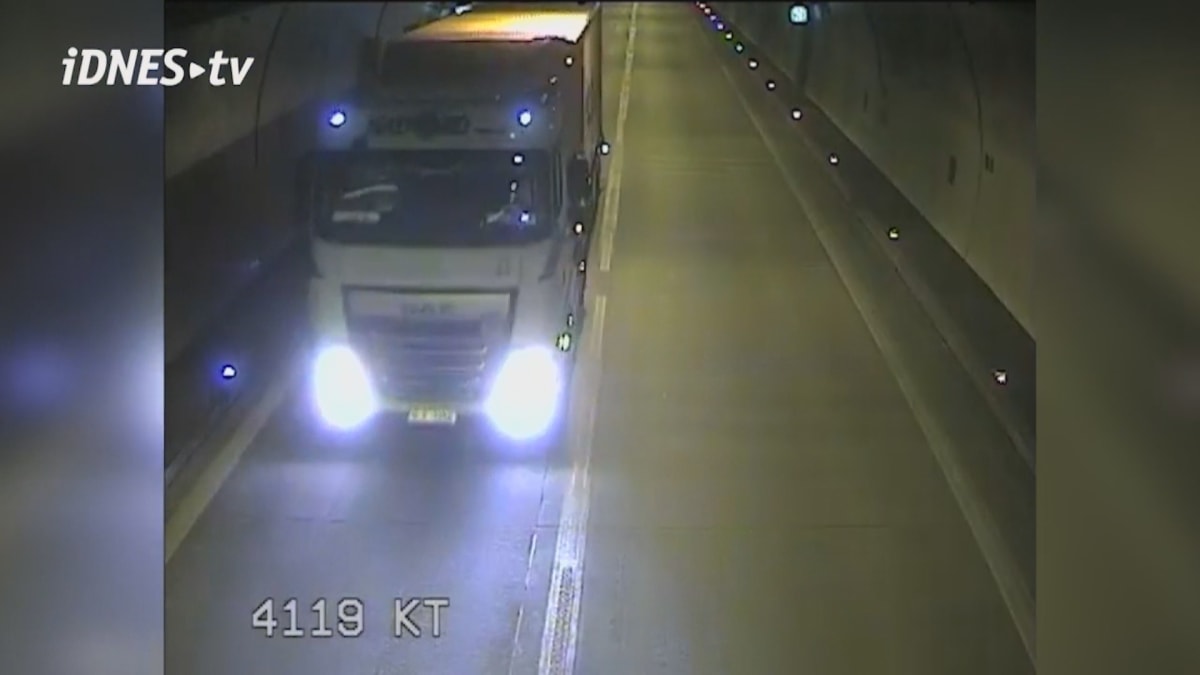 Kamion projel tunel v protisměru