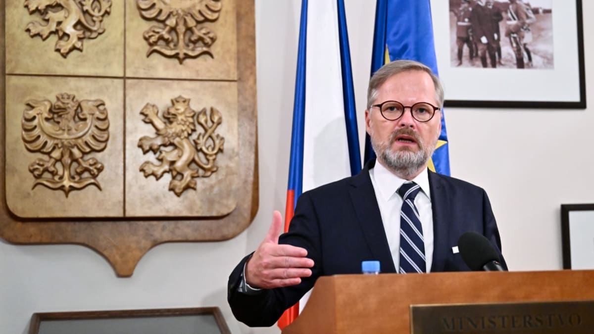 Premiér Petr Fiala (ODS) se chystá na udílení státních vyznamenání na Pražský hrad.