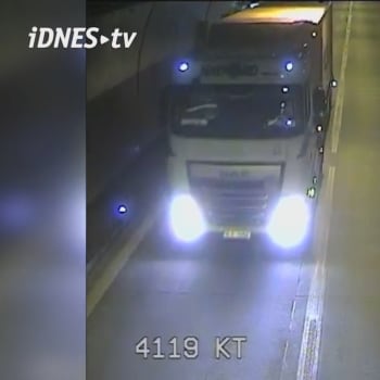 Kamion projel tunel v protisměru