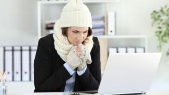 Lidé se bouří proti snižování teploty na pracovištích. Internet zahltila lavina vtipů