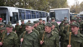 Údiv ruských rekrutů: Dostanete jen zbraně. Sežeňte si vložky a tampóny, nařídila velitelka