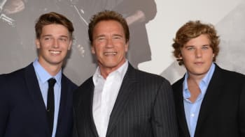 Synové Arnolda Schwarzeneggera už dávno nejsou děti. Táta je vzal na pivní orgie