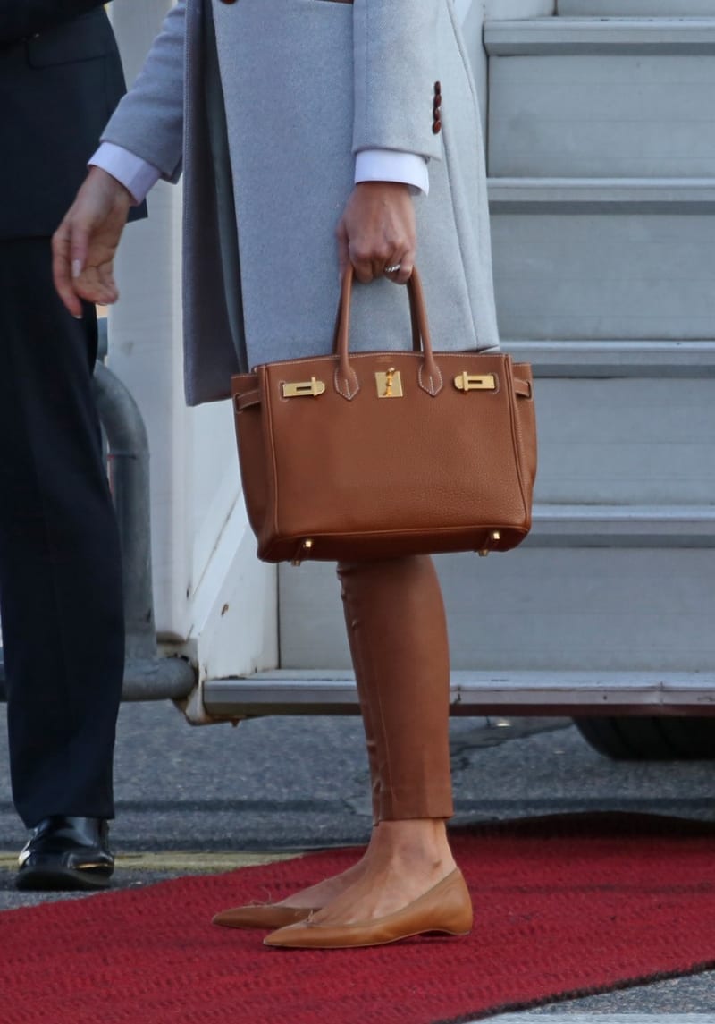 Detailní pohled na obuv Melanie Trump. 