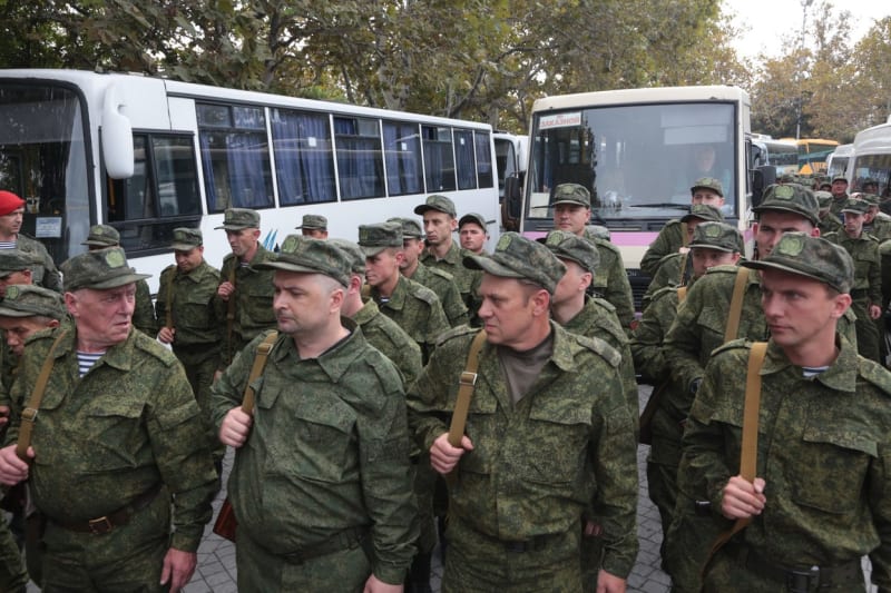 Ruští záložáci během částečné mobilizace v Sevastopolu na okupovaném Krymu. Foto z podzimu loňského roku.