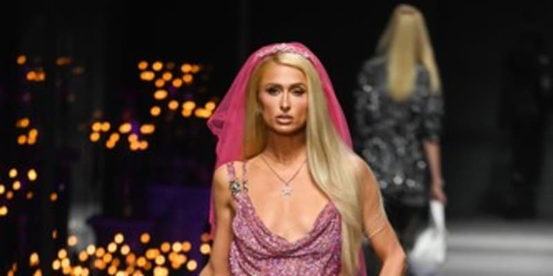 Pro Versace předváděla i Paris Hilton. 