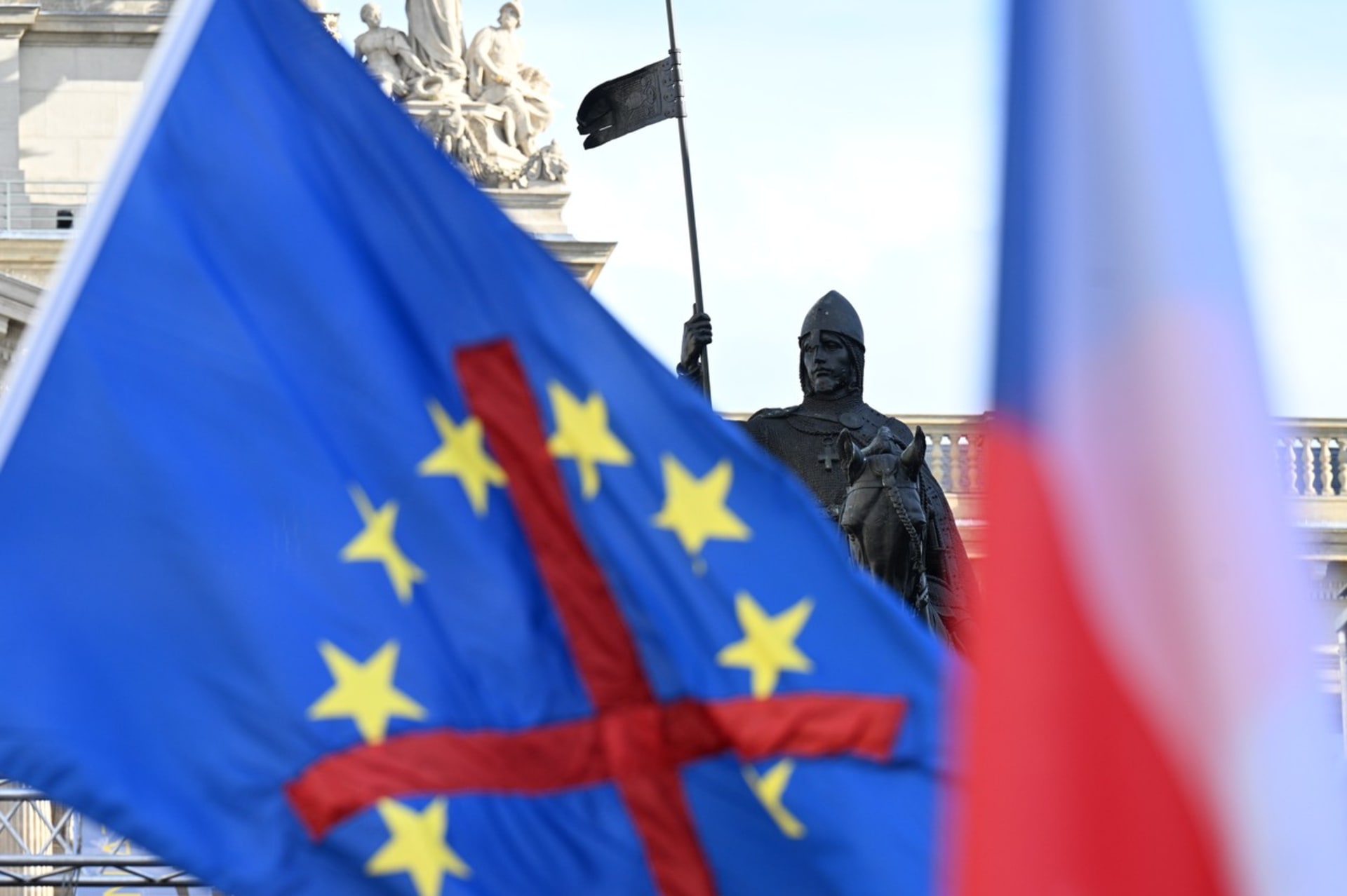 Lidé si přinesli české vlajky, ty Evropské unie měli přeškrtané.