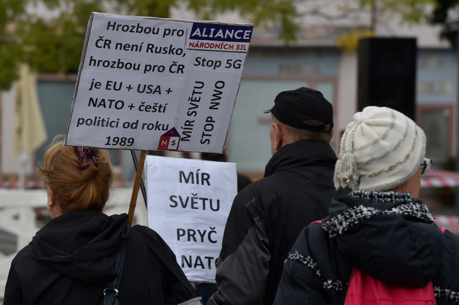 Transparenty demonstrantů na Václavském náměstí