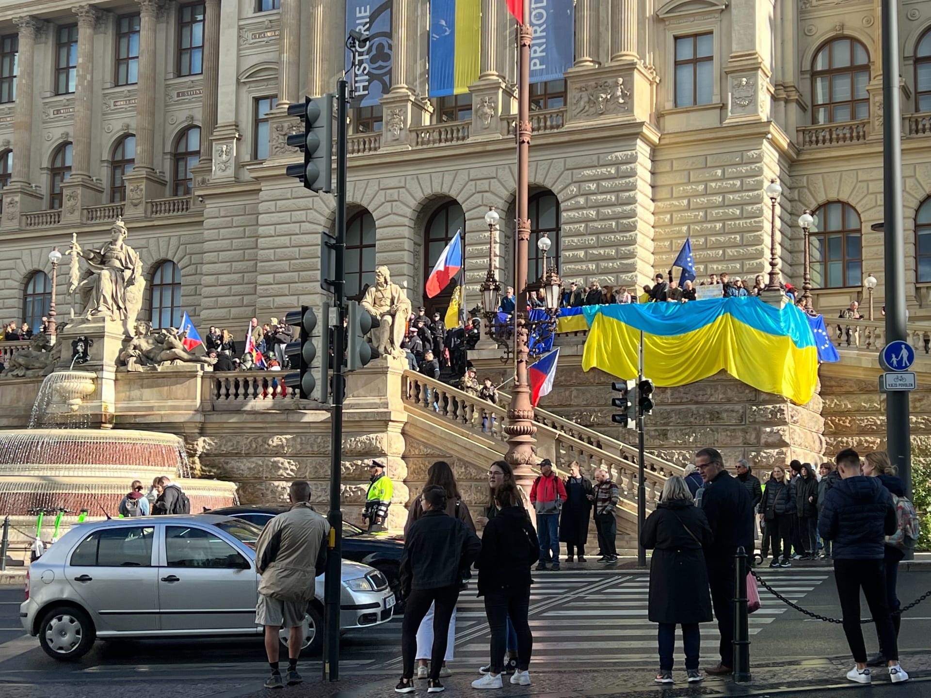 U Národního muzea byla protidemonstrace. Lidé měli ukrajinské vlajky a vlajky Evropské unie