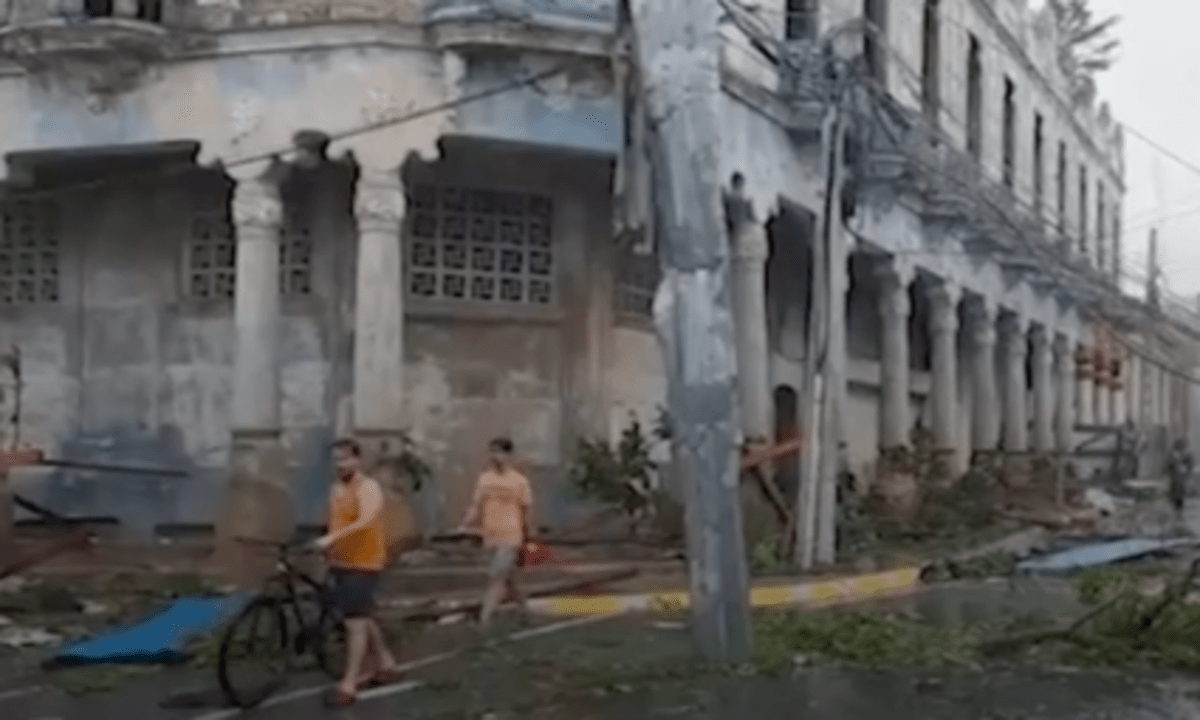 Celá Kuba zůstala po úderu hurikánu Ian bez proudu. 
