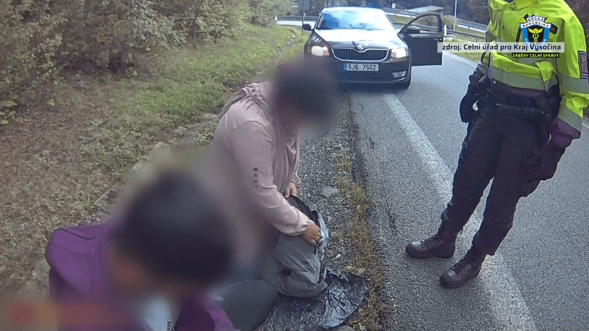  Gruzínský převaděč vezl ve vypůjčeném autě sedm migrantů, upozornil na sebe autonehodou.