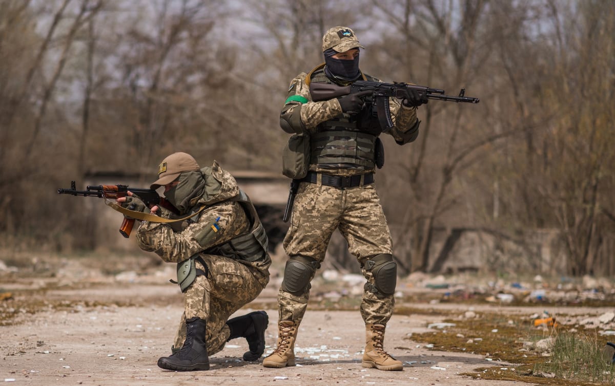 Ukrajinští vojáci s kalašnikovem