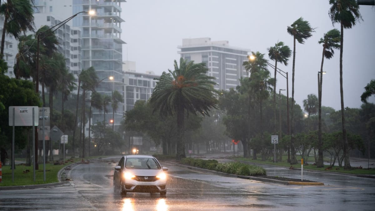 Bouře Ian udeřila na západním pobřeží Floridy silou hurikánu téměř pátého stupně.