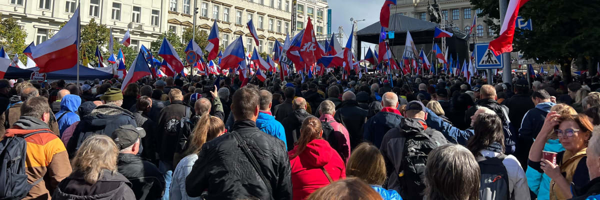 ON-LINE: Demise vlády, křičí na Václaváku tisíce lidí. Českou hymnu obstaral Ortel