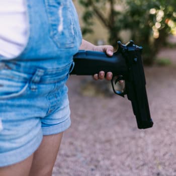 Dívka s pistolí v ruce