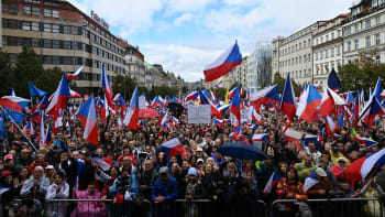 ON-LINE: Desítky tisíc lidí v Česku žádají demisi vlády. Proruští náckové, reaguje Kalousek