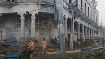 Celá Kuba zůstala po úderu hurikánu Ian bez proudu. Zesilující bouře teď míří na Floridu