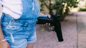 Šílená vražedná smlouva. 12letá dívka zastřelila svého otce kvůli dohodě s kamarádkou