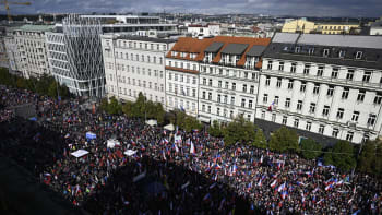 Desetitisíce lidí protestovaly proti vládě. Pořadatelé požádají Zemana o její odvolání