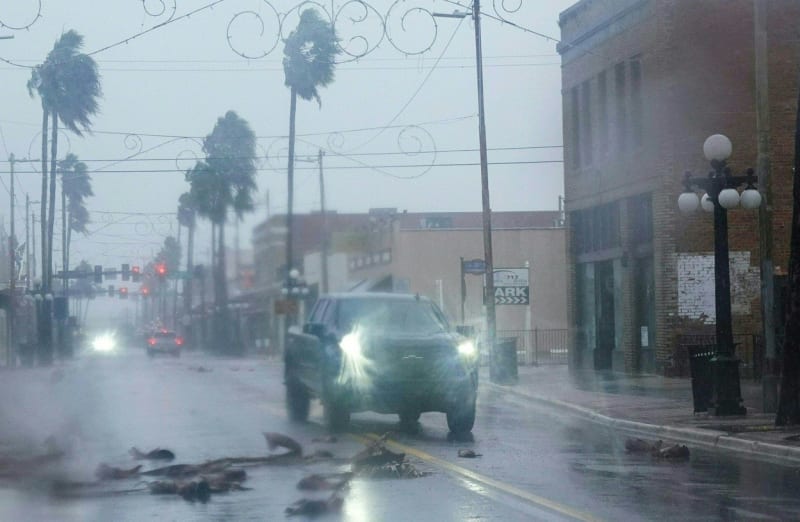 Bouře Ian udeřila na západním pobřeží Floridy silou hurikánu téměř pátého stupně.