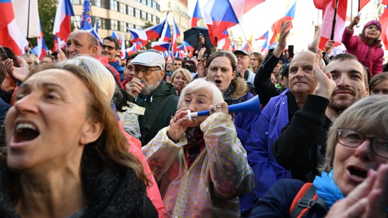 Demonstrace proti vládě se na státní svátek konají po celém Česku. (28.9.2022)
