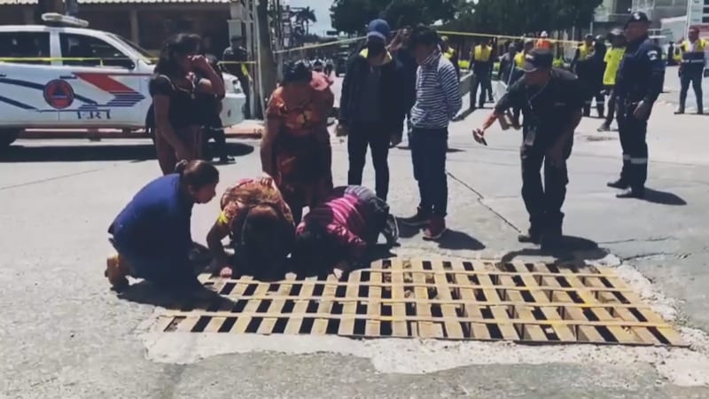 Na jedné z nejrušnějších ulic guatemalského města Villa Nueva se zničehonic objevila obrovská jáma.