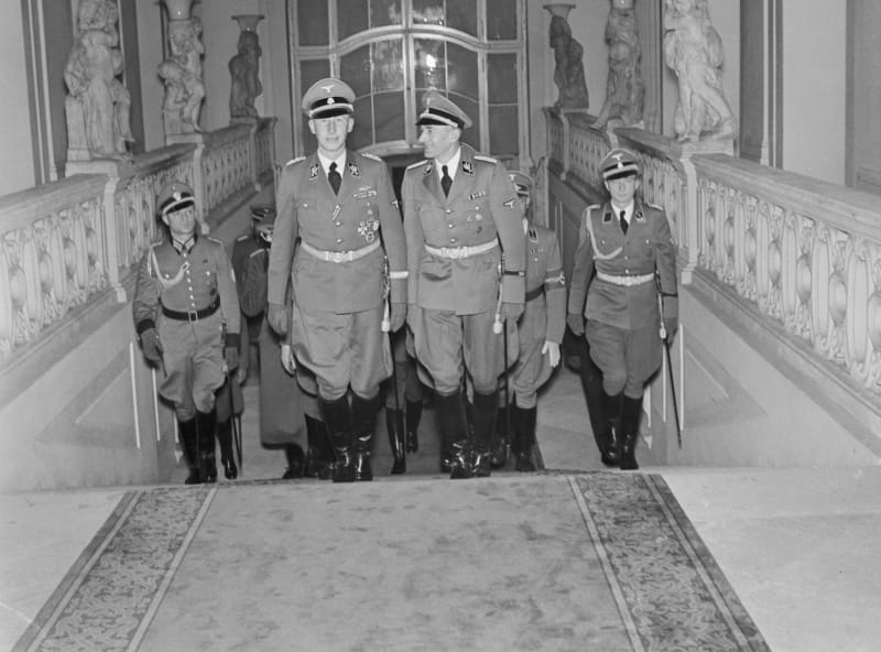 Reinhard Heydrich se 28. září 1941 slavnostně ujímá na Pražském hradě funkce zastupujícího říšského protektora. Foto z knihy Jana  B. Uhlíře Protektorát Čechy a Morava, zveřejněno se souhlasem autora.