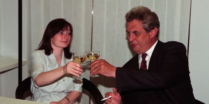 Miloš Zeman s manželkou Ivanou v roce 1996, tedy tři roky po svatbě.