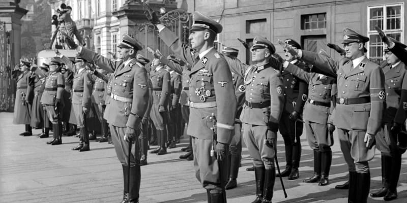 Reinhard Heydrich se 28. září 1941 slavnostně ujímá na Pražském hradě funkce zastupujícího říšského protektora. Foto z knihy Jana  B. Uhlíře Protektorát Čechy a Morava, zveřejněno se souhlasem autora.