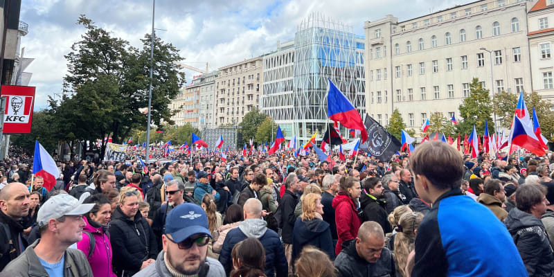 Účastníci druhé protivládní demonstrace na Václavském náměstí. (28.9.2022)