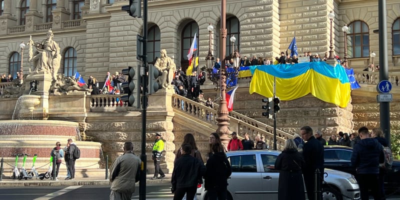 U Národního muzea byla protidemonstrace. Lidé měli ukrajinské vlajky a vlajky Evropské unie