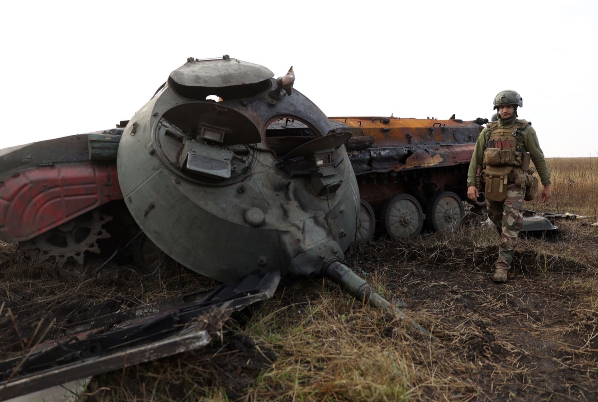 Ukrajinský voják u zničeného ruského tanku v Doněcké oblasti